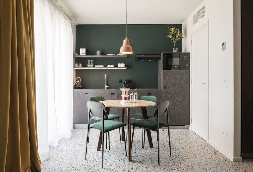 デラックスルーム, Yust Liege