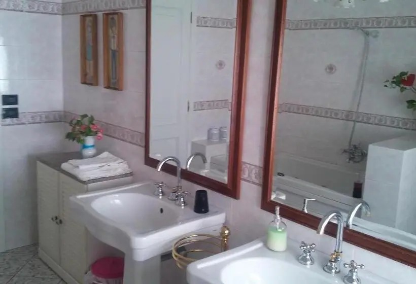 اتاق سه‌نفرۀ استاندارد با سرویس بهداشتی بیرون از اتاق, Guest House Attico Della Vittoria
