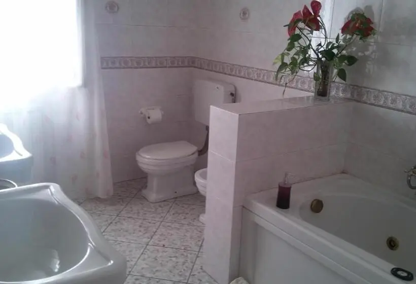اتاق سه‌نفرۀ استاندارد با سرویس بهداشتی بیرون از اتاق, Guest House Attico Della Vittoria