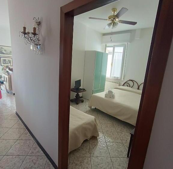Стандартный внешний трехместный номер с ванной комнатой, Guest House Attico Della Vittoria