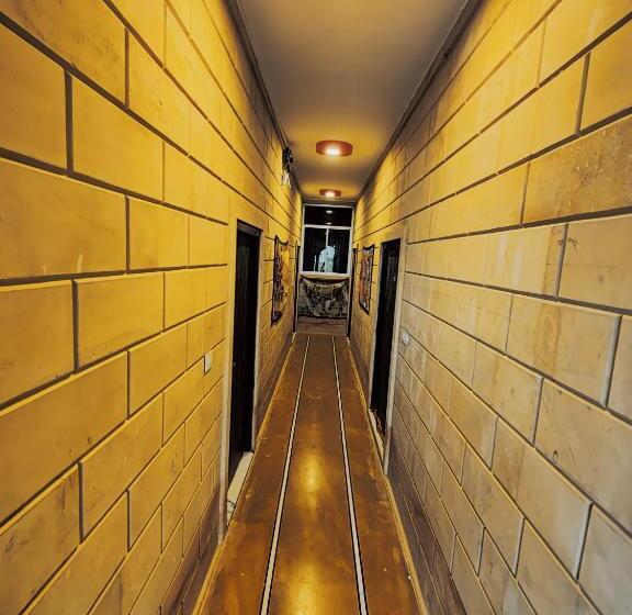 اتاق لوکس خانوادگی, The Rathore Heritage