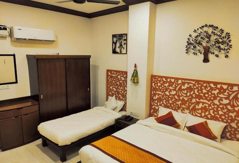 اتاق لوکس خانوادگی, The Rathore Heritage