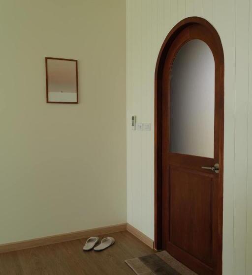 Habitació Estàndard, Moane