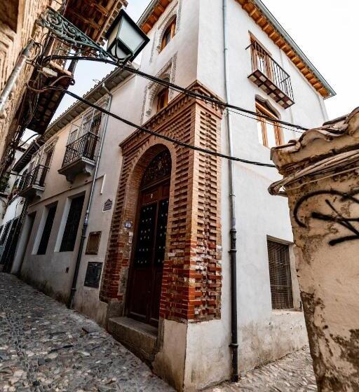 اتاق چهار تخته با دستشویی مشترک, Amaka House