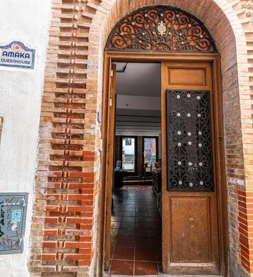 اتاق چهار تخته با دستشویی مشترک, Amaka House