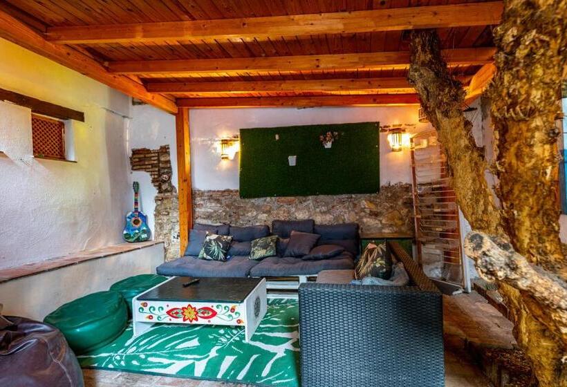 اتاق چهار تخته با دستشویی مشترک, Amaka House