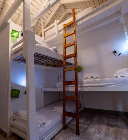 اتاق چهار تخته با دستشویی مشترک, Amaka House