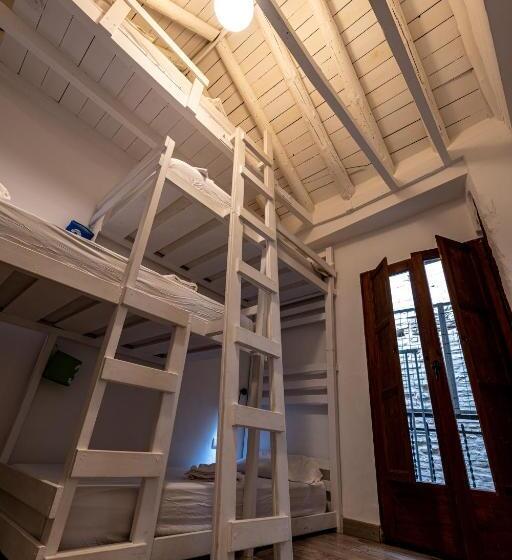 اتاق چهار تخته با دستشویی مشترک, Amaka House