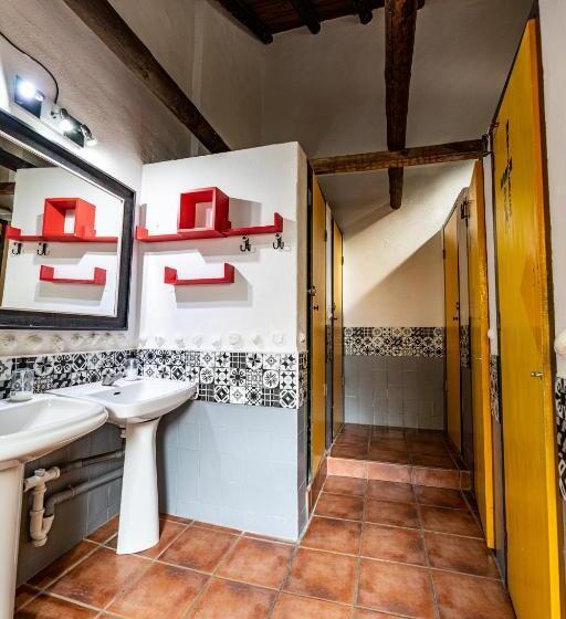 اتاق استاندارد با سرویس بهداشتی مشترک, Amaka House