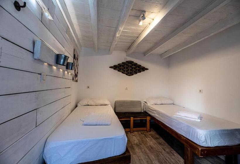 اتاق استاندارد با سرویس بهداشتی مشترک, Amaka House