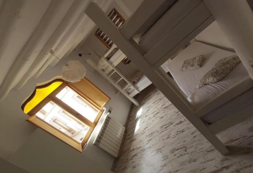 اتاق استاندارد چهار تخته, Amaka House