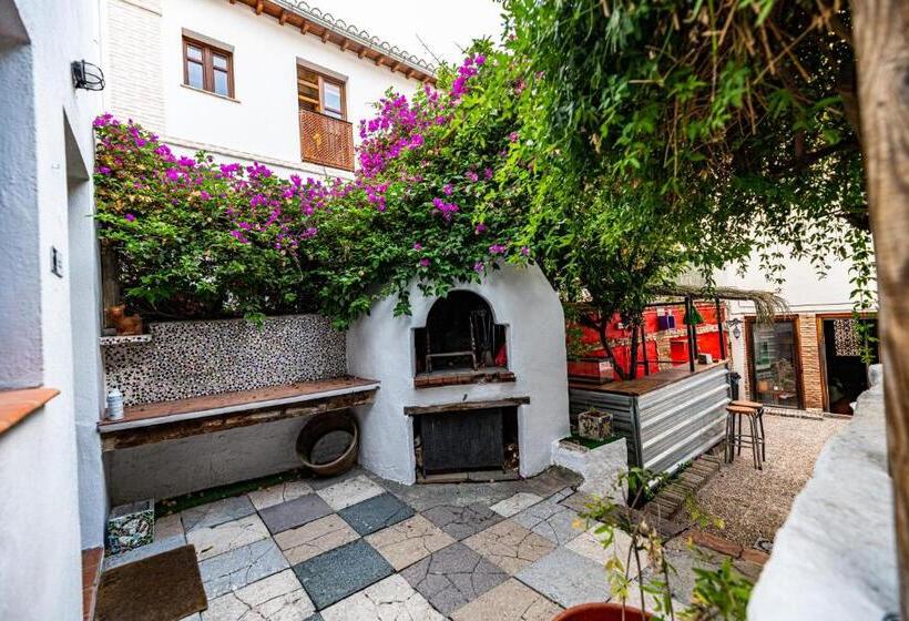 اتاق استاندارد چهار تخته, Amaka House