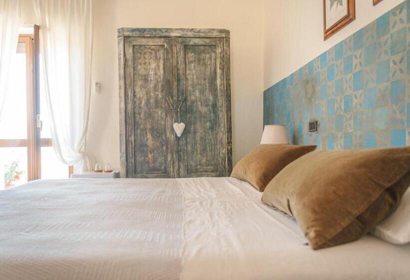 اتاق لوکس با چشم‌انداز دریا, La Casa Nel Borgo