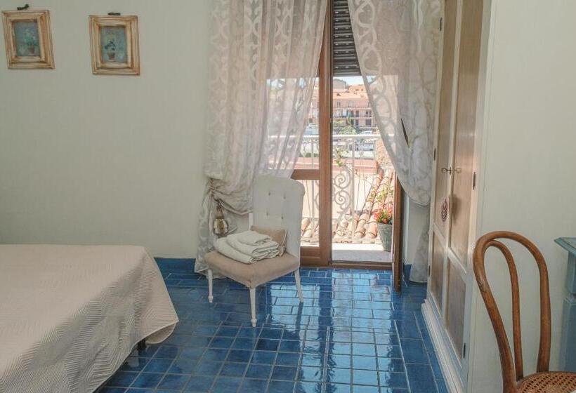 اتاق لوکس, La Casa Nel Borgo