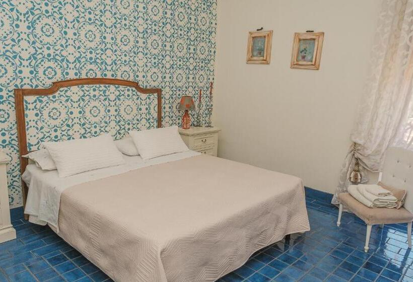 اتاق لوکس, La Casa Nel Borgo