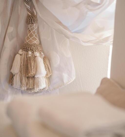 اتاق لوکس, La Casa Nel Borgo