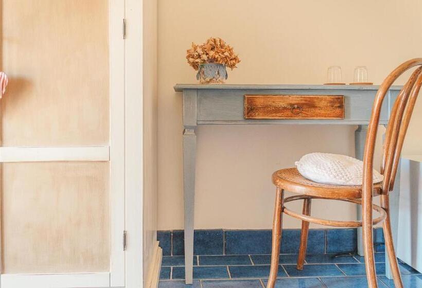 اتاق لوکس, La Casa Nel Borgo