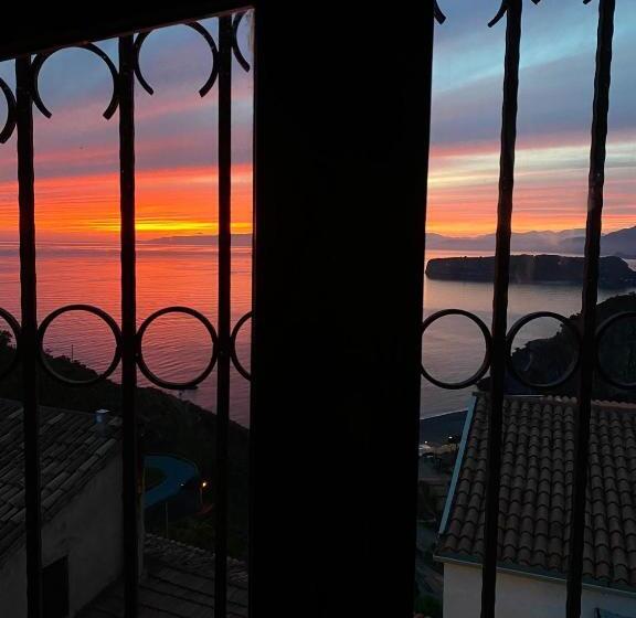 اتاق خانوادگی, La Casa Nel Borgo