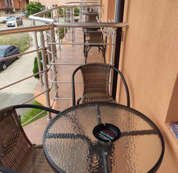 اتاق لوکس با چشمانداز دریا, Perla Beach