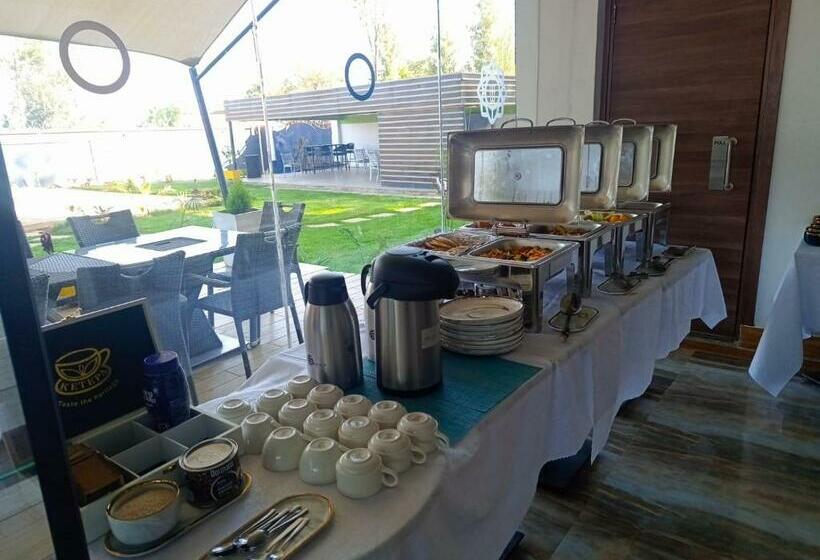 اتاق لوکس, The Warwick Hotel, Nanyuki Kenya