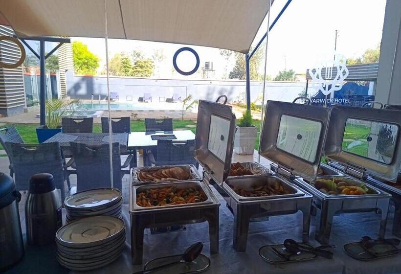 اتاق سوپریور با تخت بزرگ, The Warwick Hotel, Nanyuki Kenya