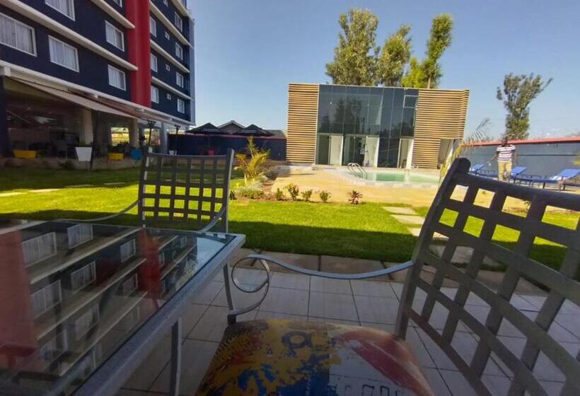 اتاق سوپریور با تخت بزرگ, The Warwick Hotel, Nanyuki Kenya