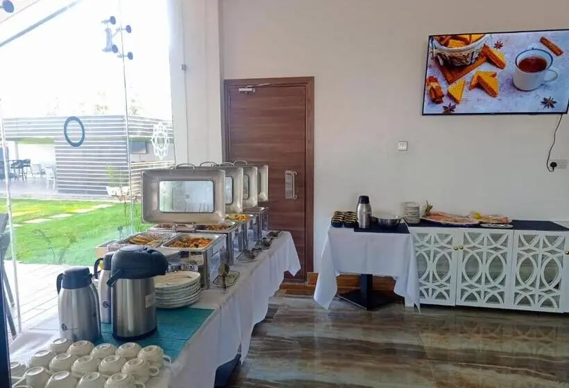 اتاق سوپریور با تخت بزرگ, The Warwick Hotel, Nanyuki Kenya