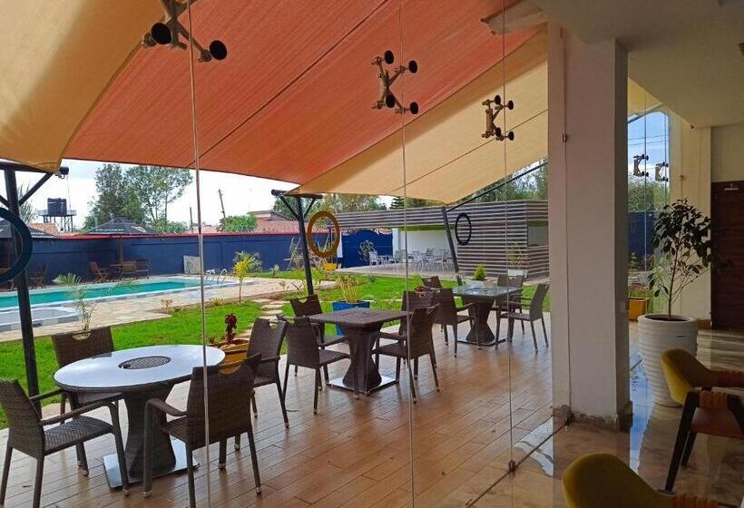 اتاق سوپریور با تخت بزرگ, The Warwick Hotel, Nanyuki Kenya