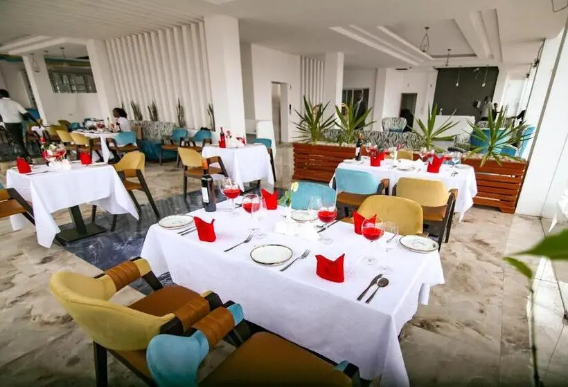 اتاق سوپریور با تخت بزرگ, The Warwick Hotel, Nanyuki Kenya