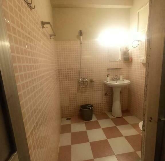 带大床的标准间, Barefoot Bir Coliving Coworking Cafe