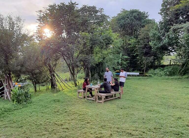 带大床的标准间, Barefoot Bir Coliving Coworking Cafe