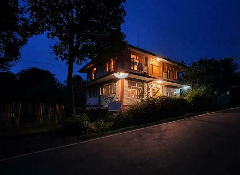 带大床的标准间, Barefoot Bir Coliving Coworking Cafe