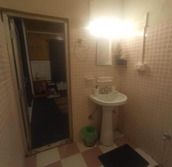 带大床的标准间, Barefoot Bir Coliving Coworking Cafe