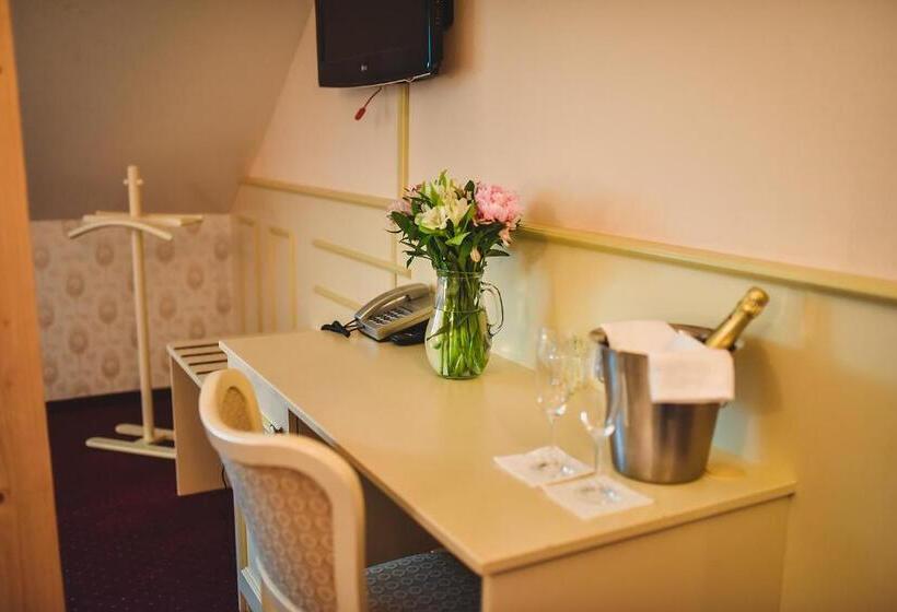 غرفة قياسية رباعية, Zámek Kamenný Dvůr