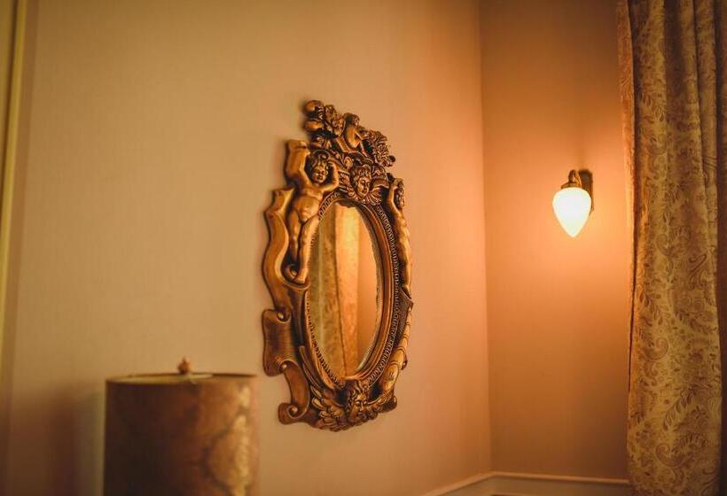 جناح ديلوكس, Zámek Kamenný Dvůr