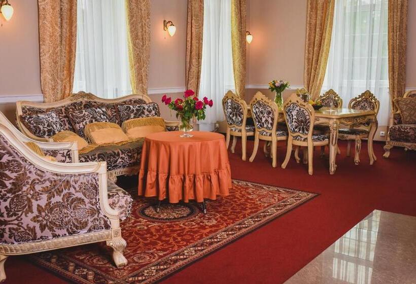 جناح ديلوكس, Zámek Kamenný Dvůr