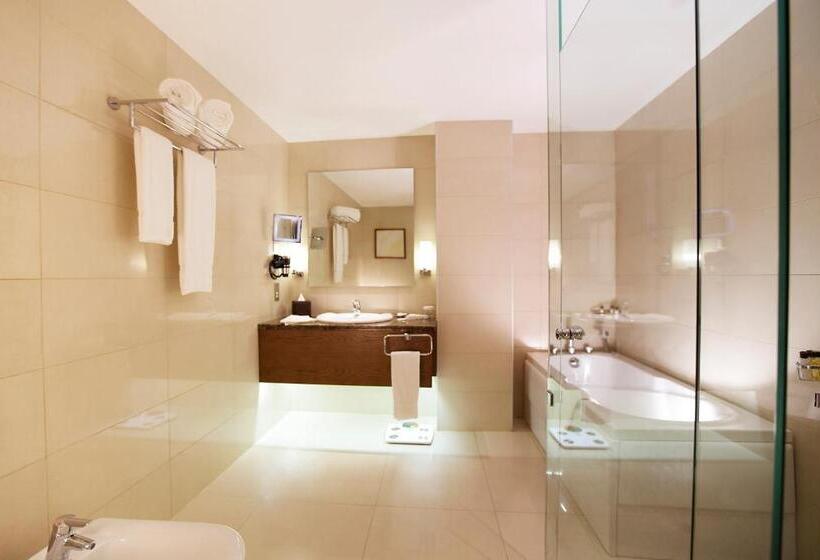 سوییت جونیور, Copthorne Hotel Baranan