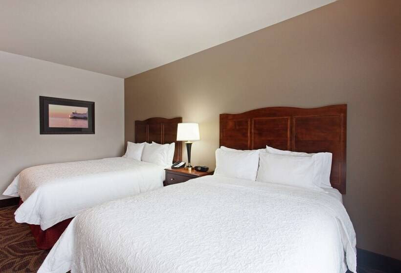 带2个双人床的标准工作室, Hampton Inn Seattle/everett