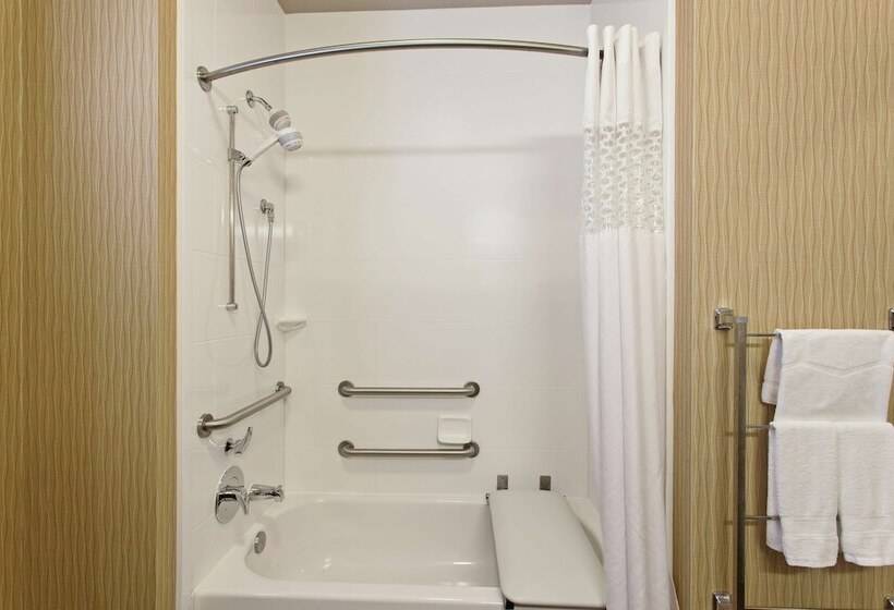 适合残疾人士使用的带双人床的标准间, Hampton Inn Seattle/everett