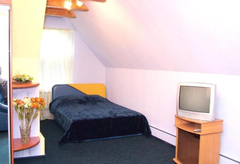 Junior Suite, Hottey