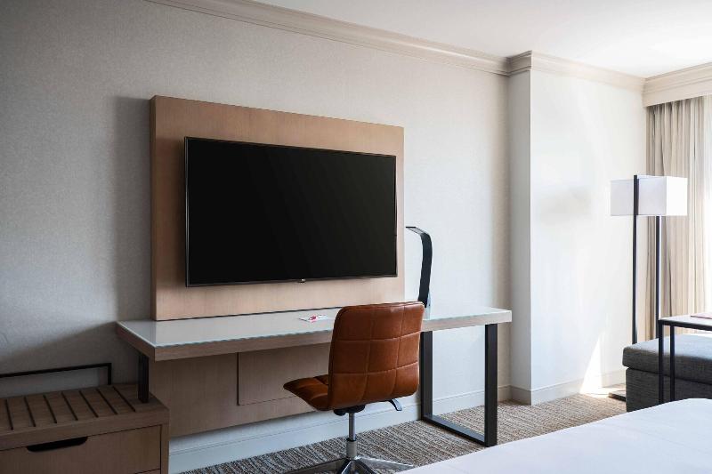 스위트 킹사이즈 침대, Sleep Inn & Suites Devils Lake