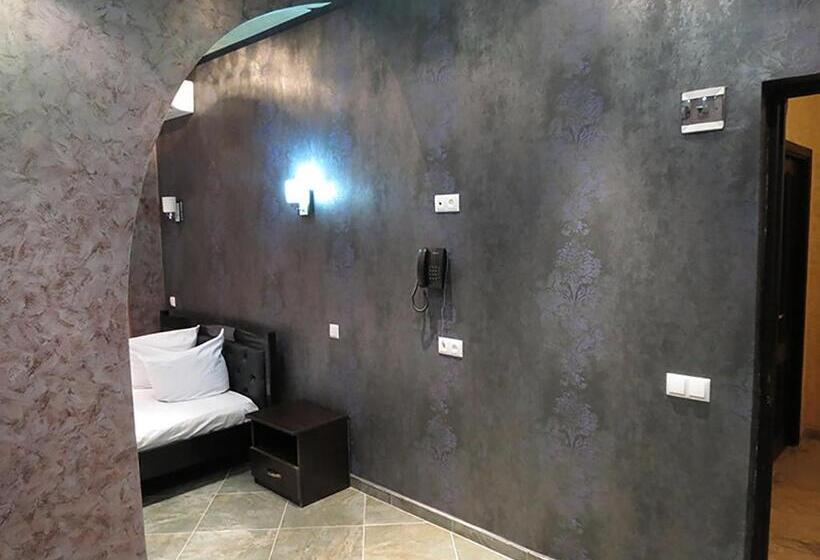 자쿠지 스위트, White House