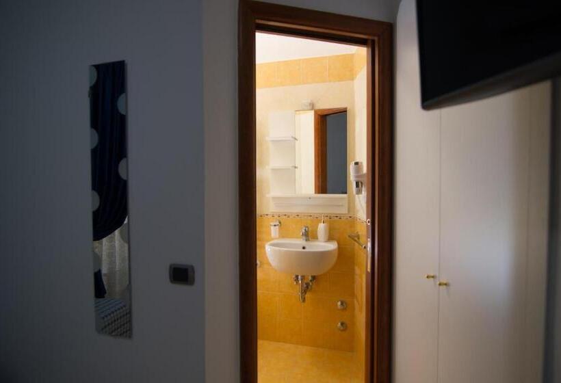 غرفة قياسية ثلاثية, B&b Lo Scrigno