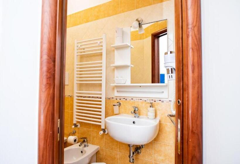 غرفة قياسية ثلاثية, B&b Lo Scrigno