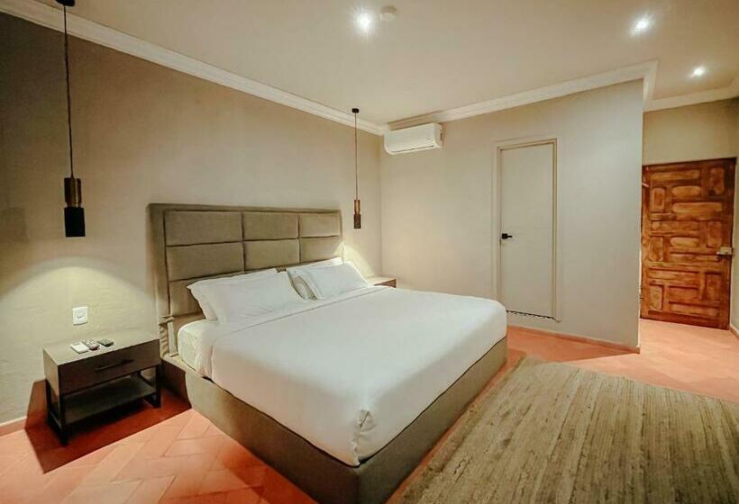 家庭套房, Mikaella