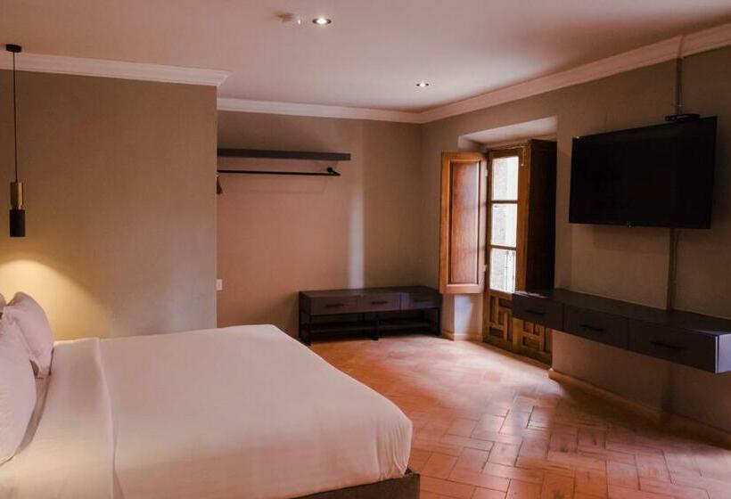 家庭套房, Mikaella