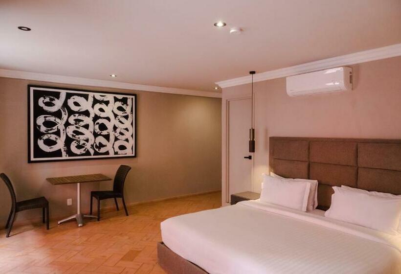 家庭套房, Mikaella