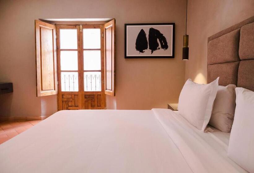 家庭套房, Mikaella