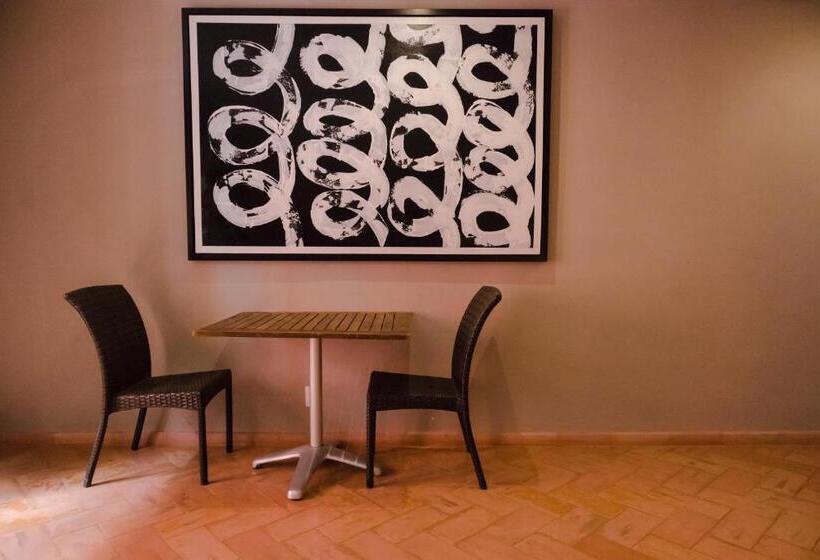 家庭套房, Mikaella