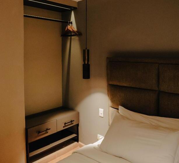 豪华套房, Mikaella